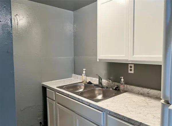 $925 | 305 South Preston Street, Unit B, Ennis, TX 75119