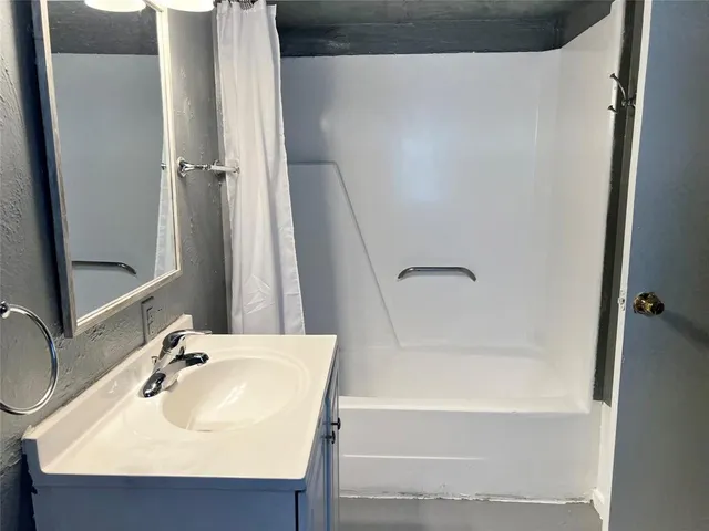 $925 | 305 South Preston Street, Unit B, Ennis, TX 75119