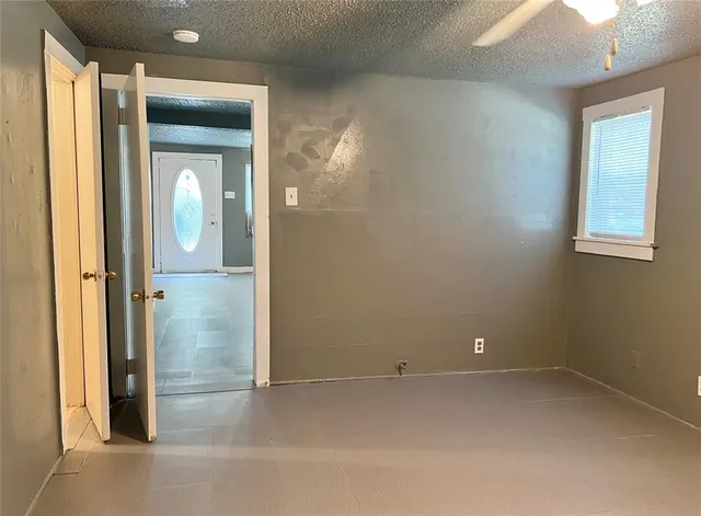 $925 | 305 South Preston Street, Unit B, Ennis, TX 75119