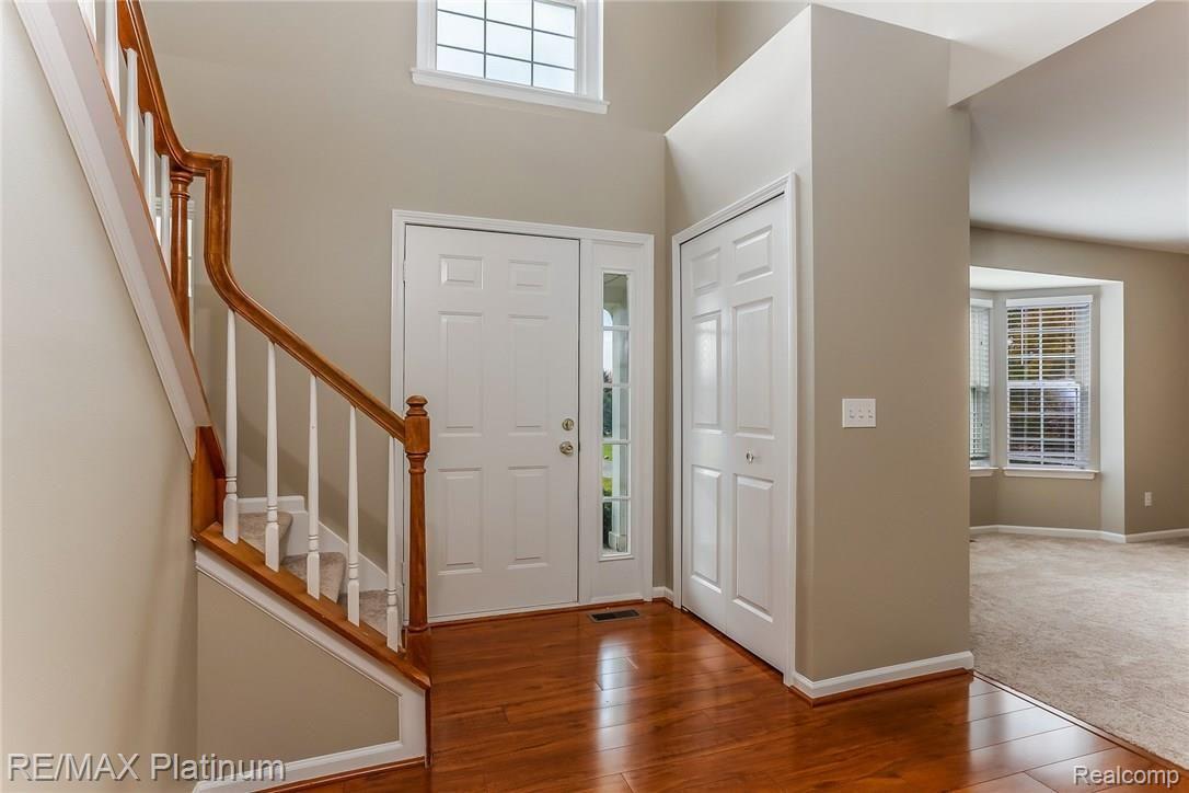 4327 Ridge Court Pinckney, MI 48169 - Photo 2 of 36 007-Foyer-3403318-medium.jpg