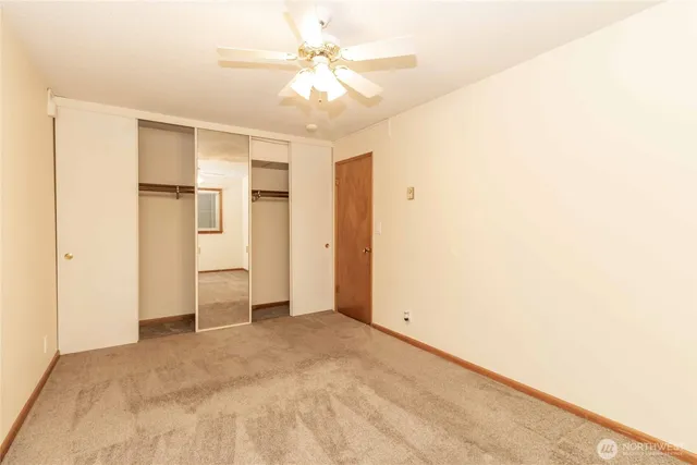a view of empty room with a ceiling fan