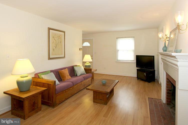 3 Lauer Terrace Silver Spring, MD 20901 - Photo 5 of 26 Living Room