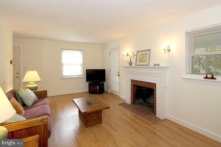 3 Lauer Terrace Silver Spring, MD 20901 - Photo 6 of 26 Living Room