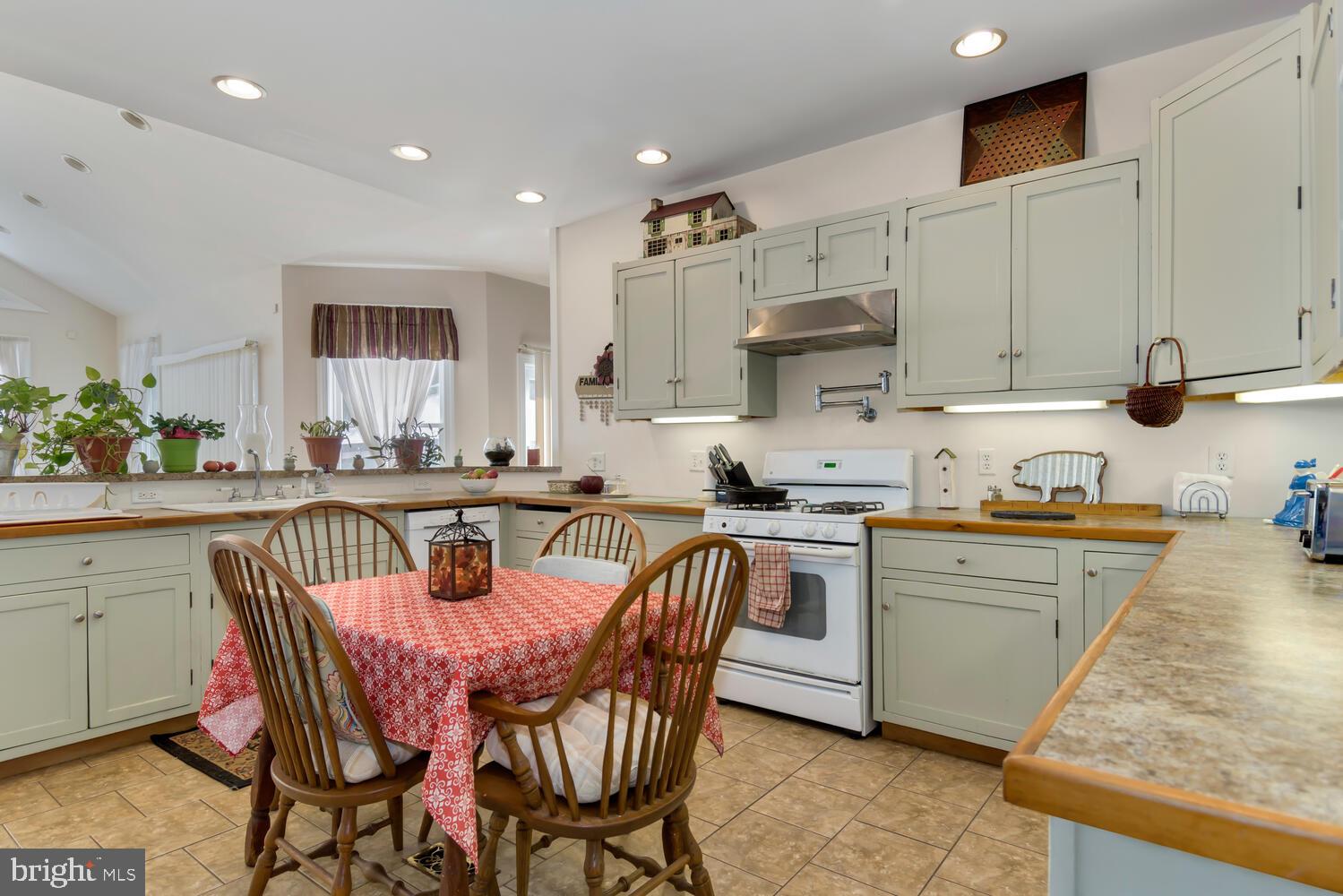 7537 Quaker Neck Road Chestertown, MD 21620 - Photo 13 of 42 Plenty of room for a table