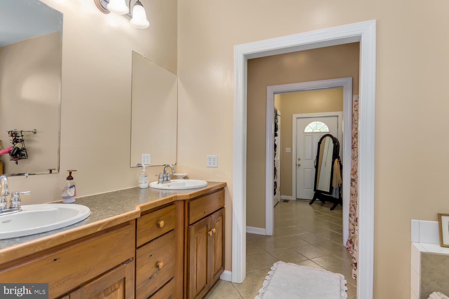 7537 Quaker Neck Road Chestertown, MD 21620 - Photo 18 of 42 Owner's suite & bathroom