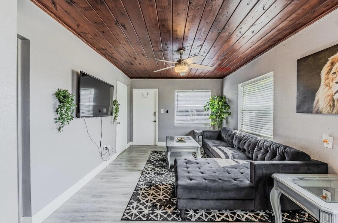 112 West 34th Street, Unit 1 2 Riviera Beach, FL 33404 - Photo 6 of 42 Living room - Front door view