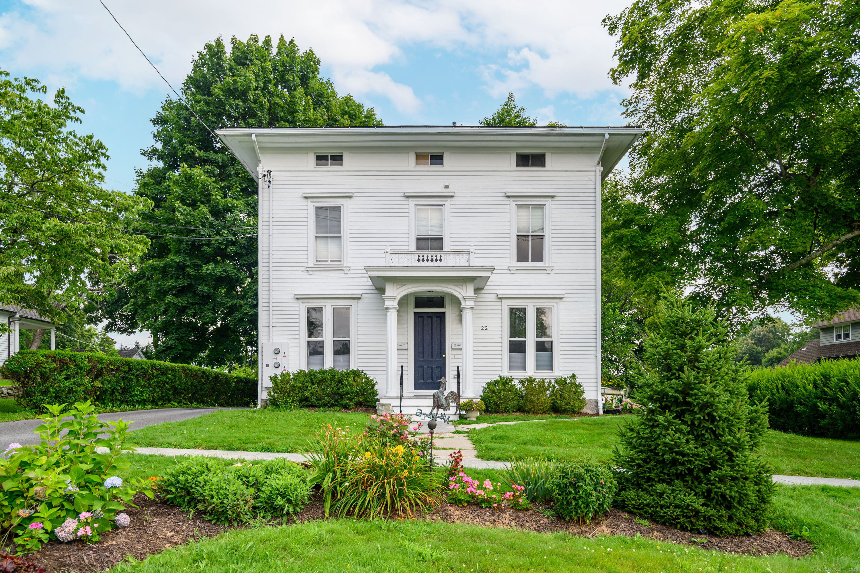 a view of a house with yard and plants