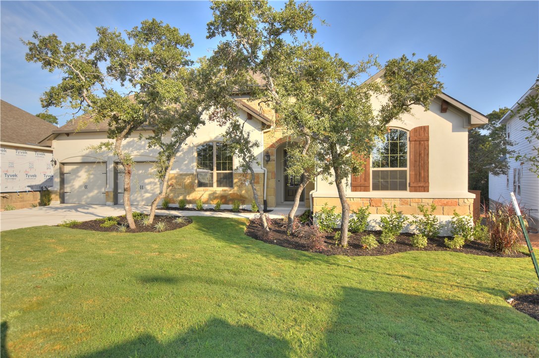 a view of back yard of the house