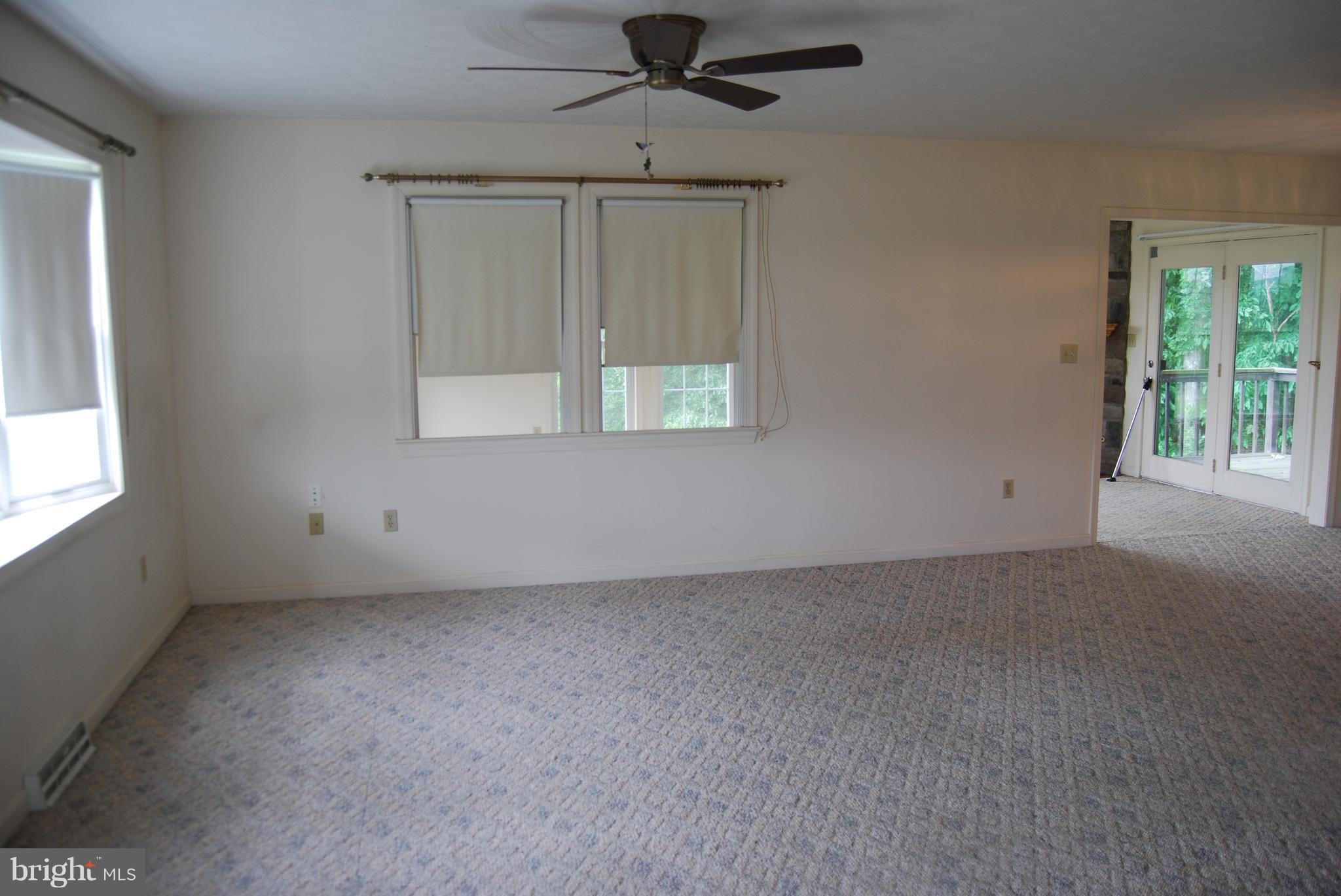 12101 Green Ridge Road Northeast Flintstone, MD 21530 - Photo 11 of 27 Living Room