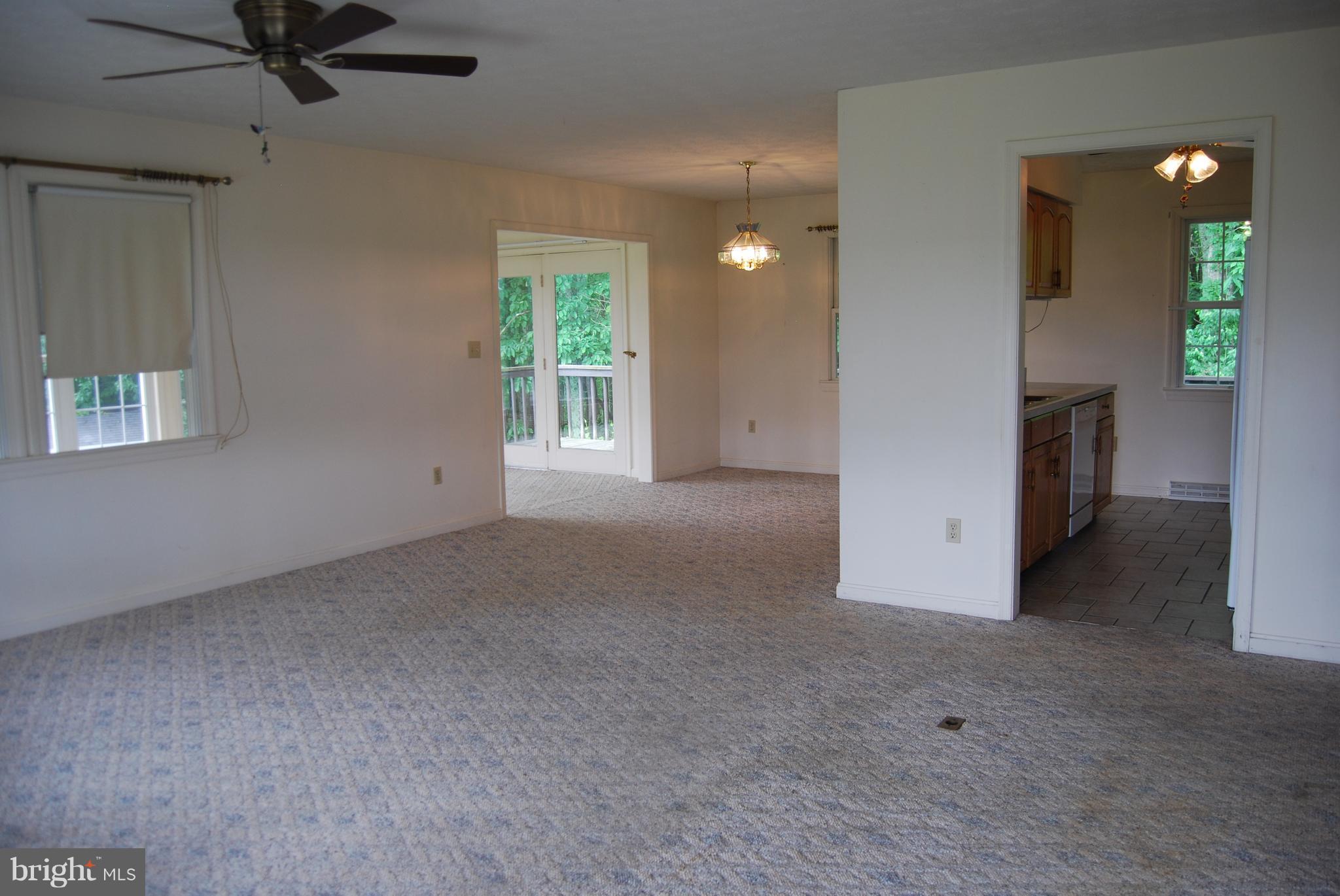 12101 Green Ridge Road Northeast Flintstone, MD 21530 - Photo 10 of 27 Living Room