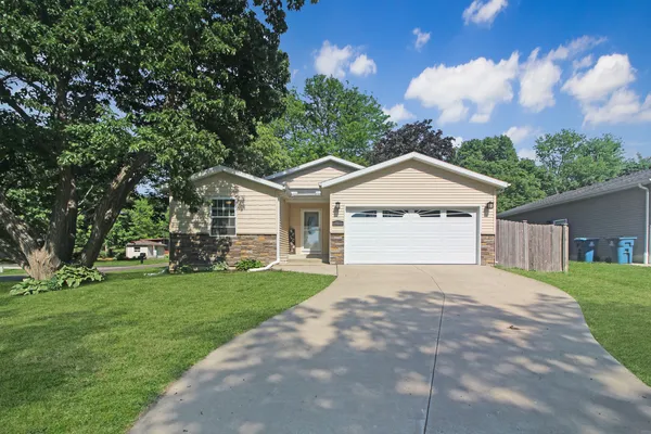 $290,000 | 402 South McLean Street, Hudson, IL 61748