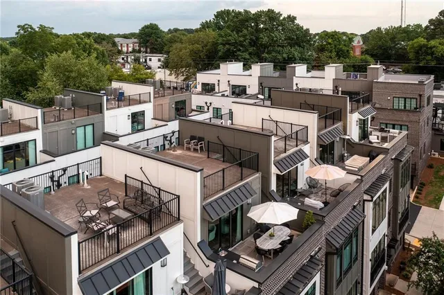 a close up view of a washer and dryer