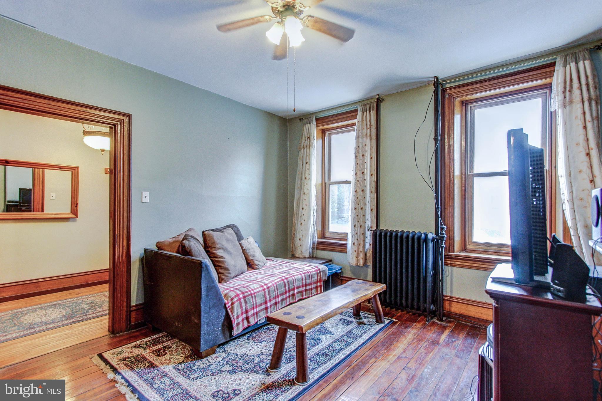 142 Chestnut Street Spring City, PA 19475 - Photo 3 of 34 Living Room