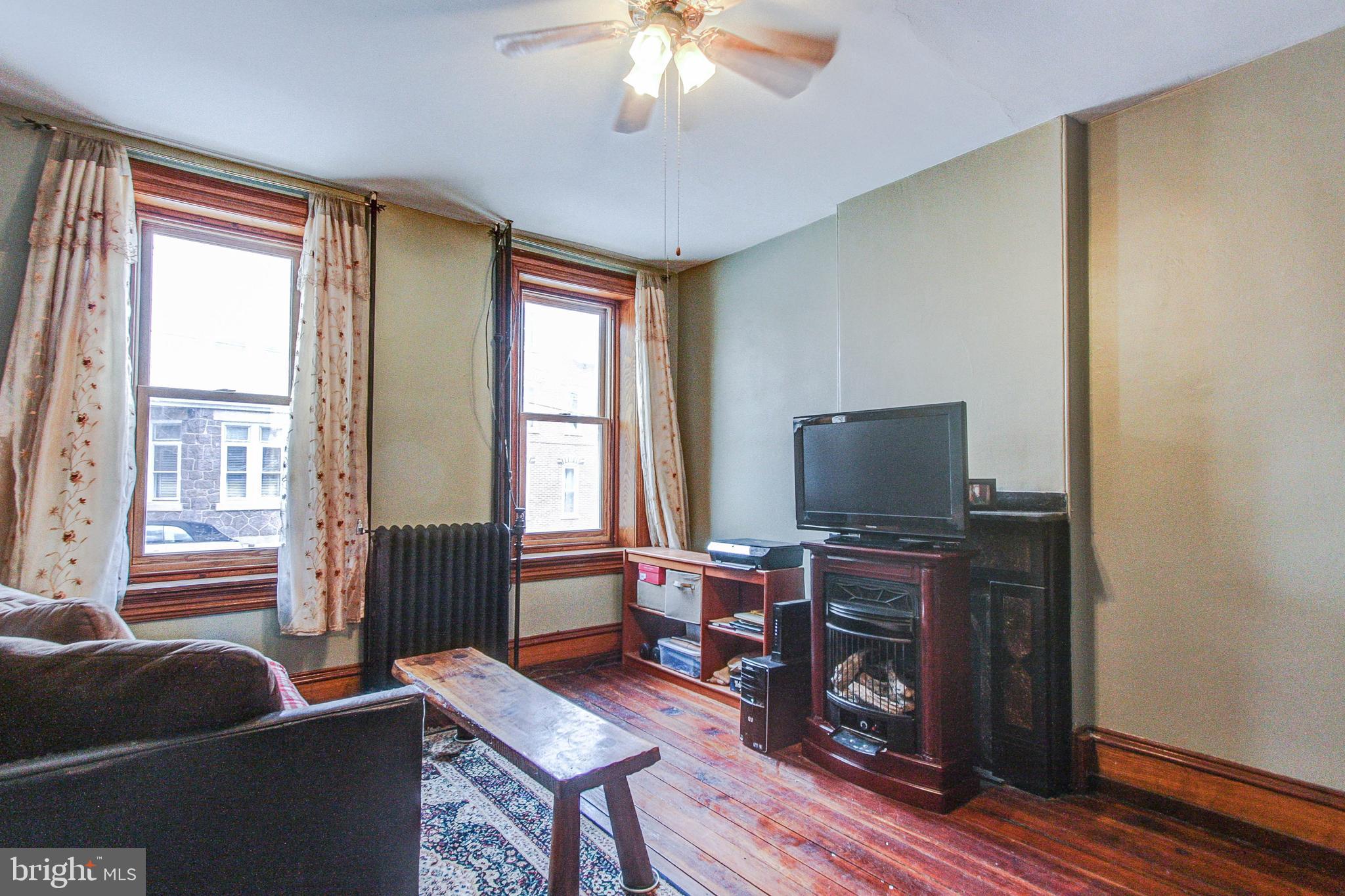 142 Chestnut Street Spring City, PA 19475 - Photo 8 of 34 Living Room