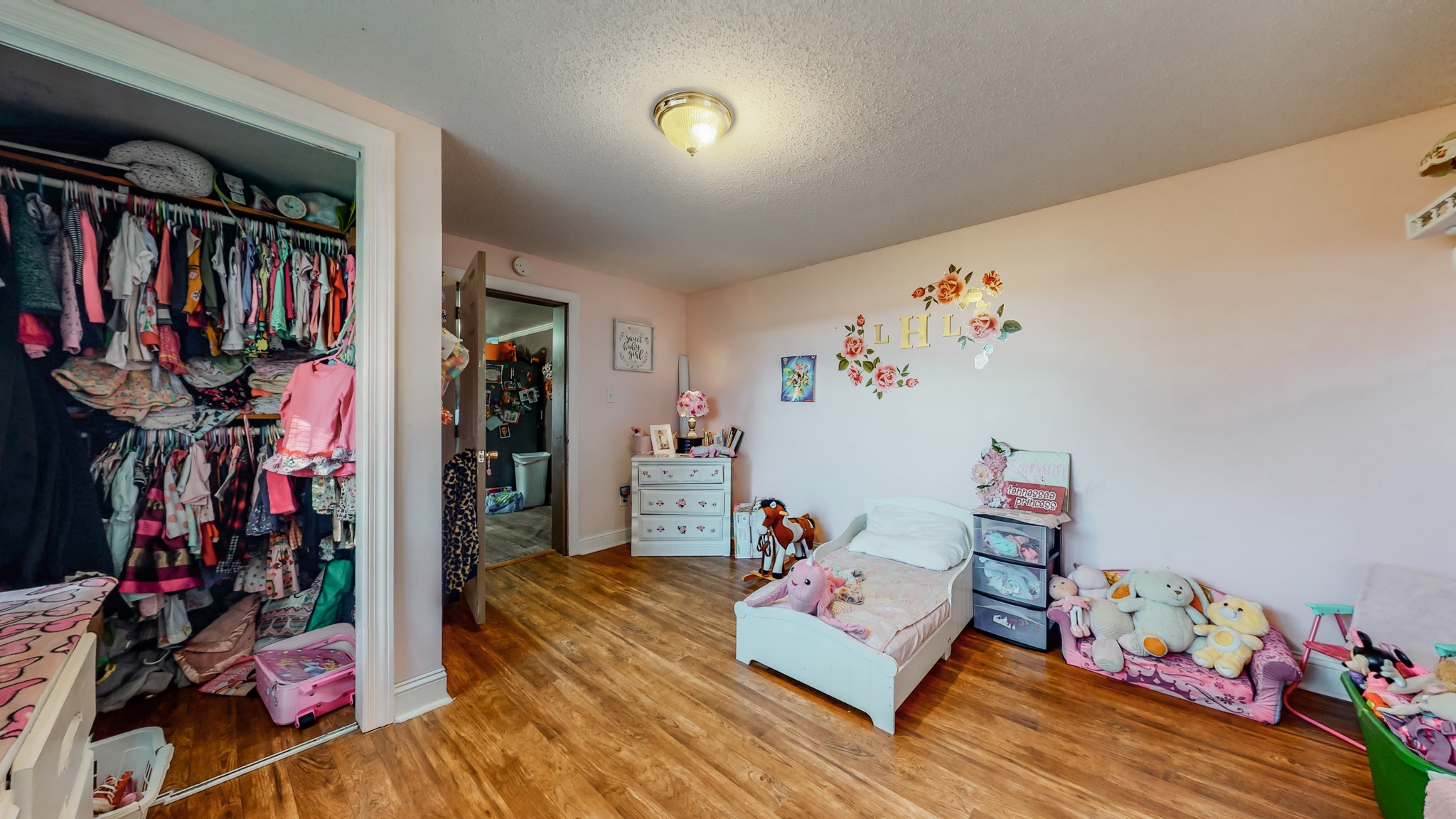 8 Layman Road Elora, TN 37328 - Photo 14 of 34 a living room with lots of baby toys