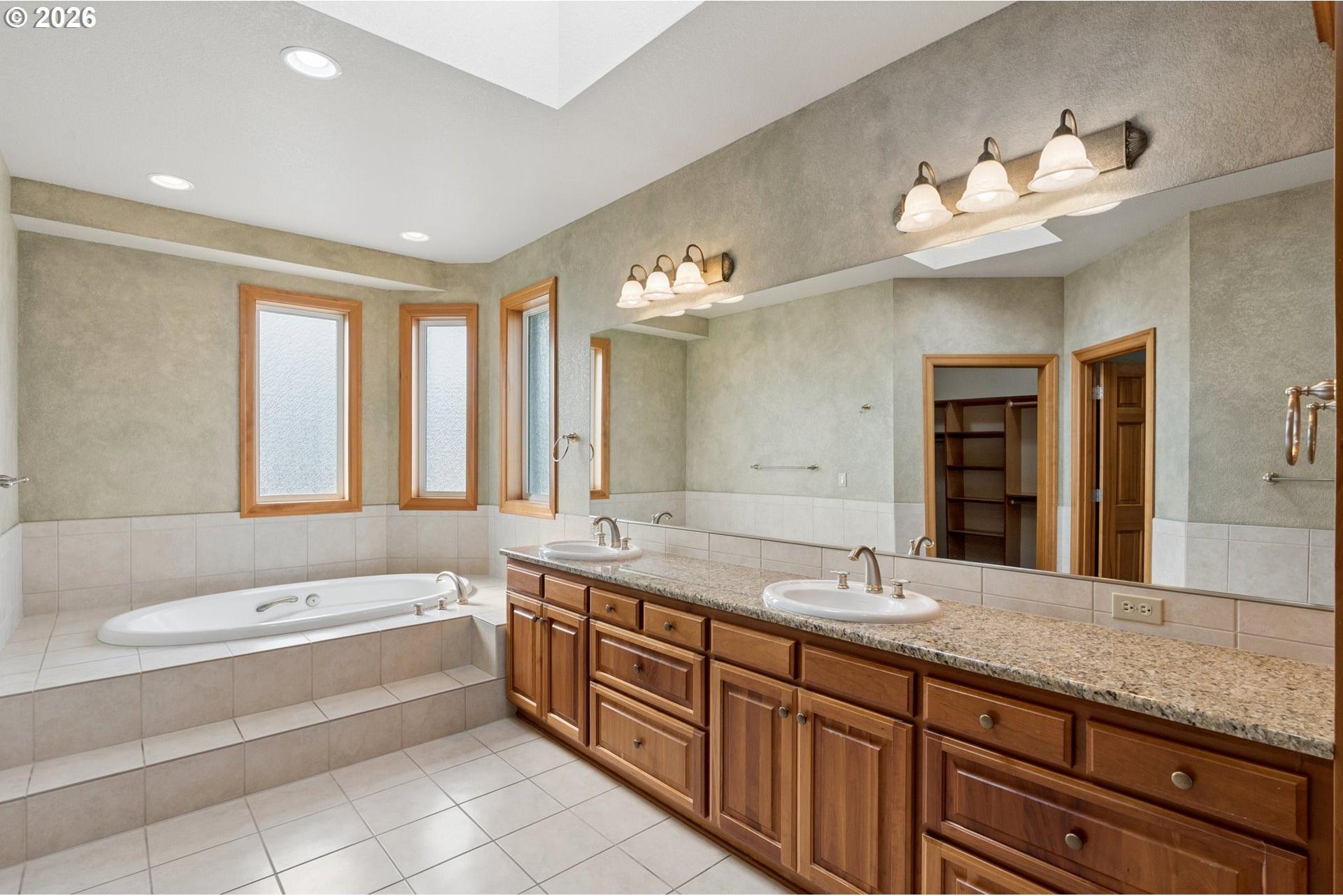 9903 South Kraxberger Road Canby, OR 97013 - Photo 17 of 46 En Suite Bathroom