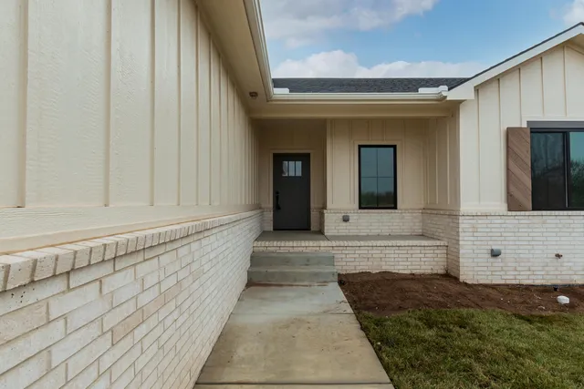 $289,900 | 401 East Sterling Street, Bentley, KS 67016