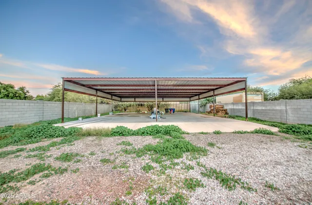 a view of a backyard