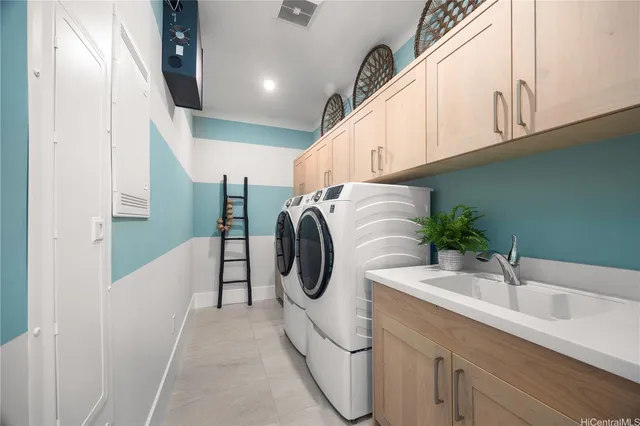 a view of entryway with washer and dryer