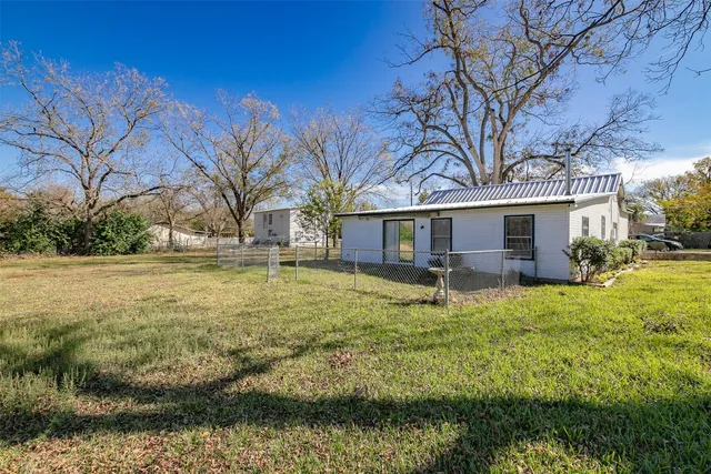 $1,500 | 105 East Evans Street, Leander, TX 78641