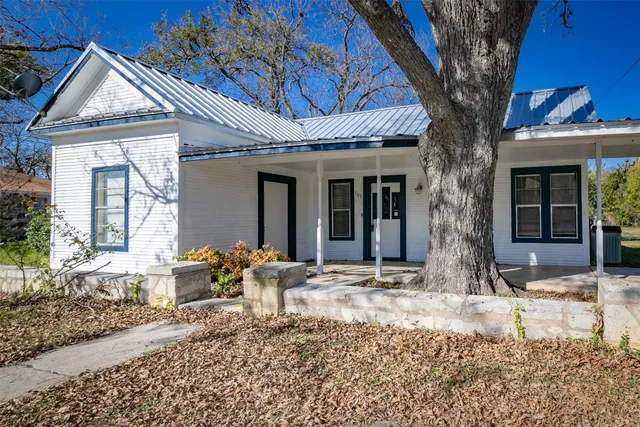 $1,500 | 105 East Evans Street, Leander, TX 78641
