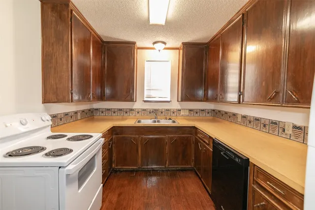 $1,500 | 105 East Evans Street, Leander, TX 78641