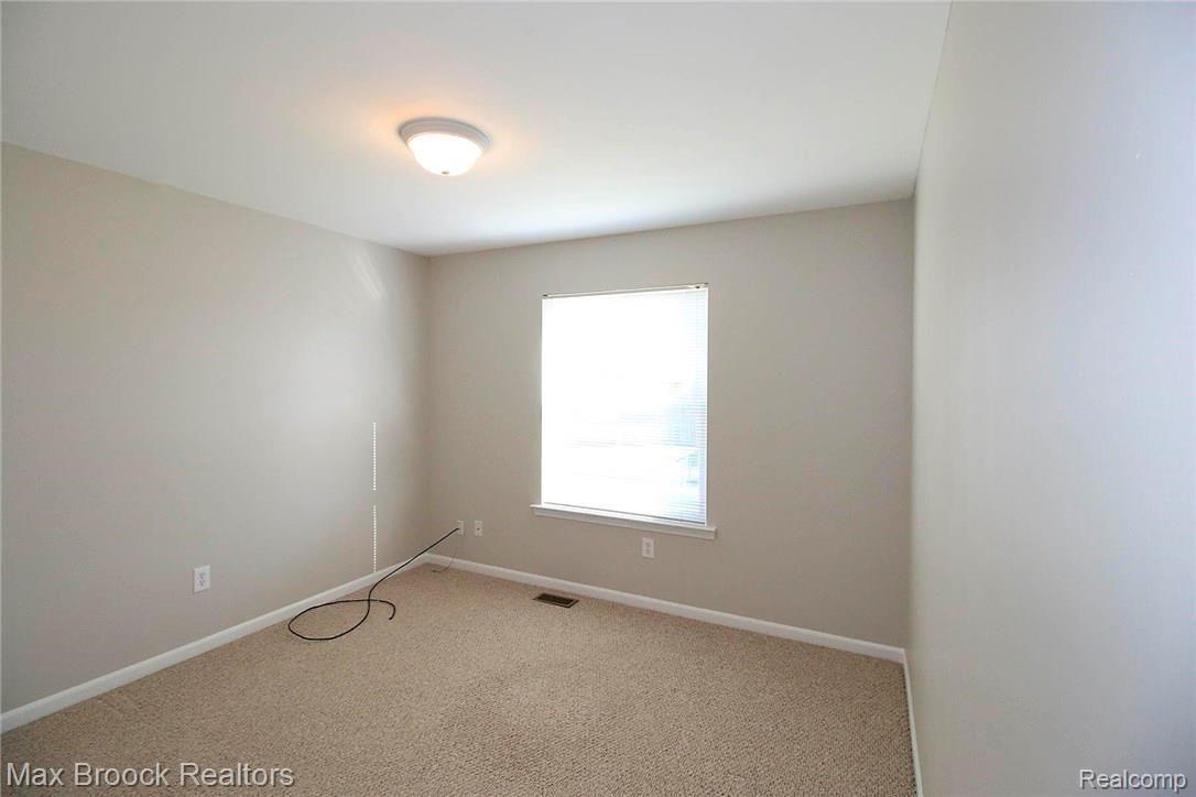 3273 Bathurst Avenue Rochester, MI 48309 - Photo 27 of 32 3272 Bathurst 112015-0261.jpg