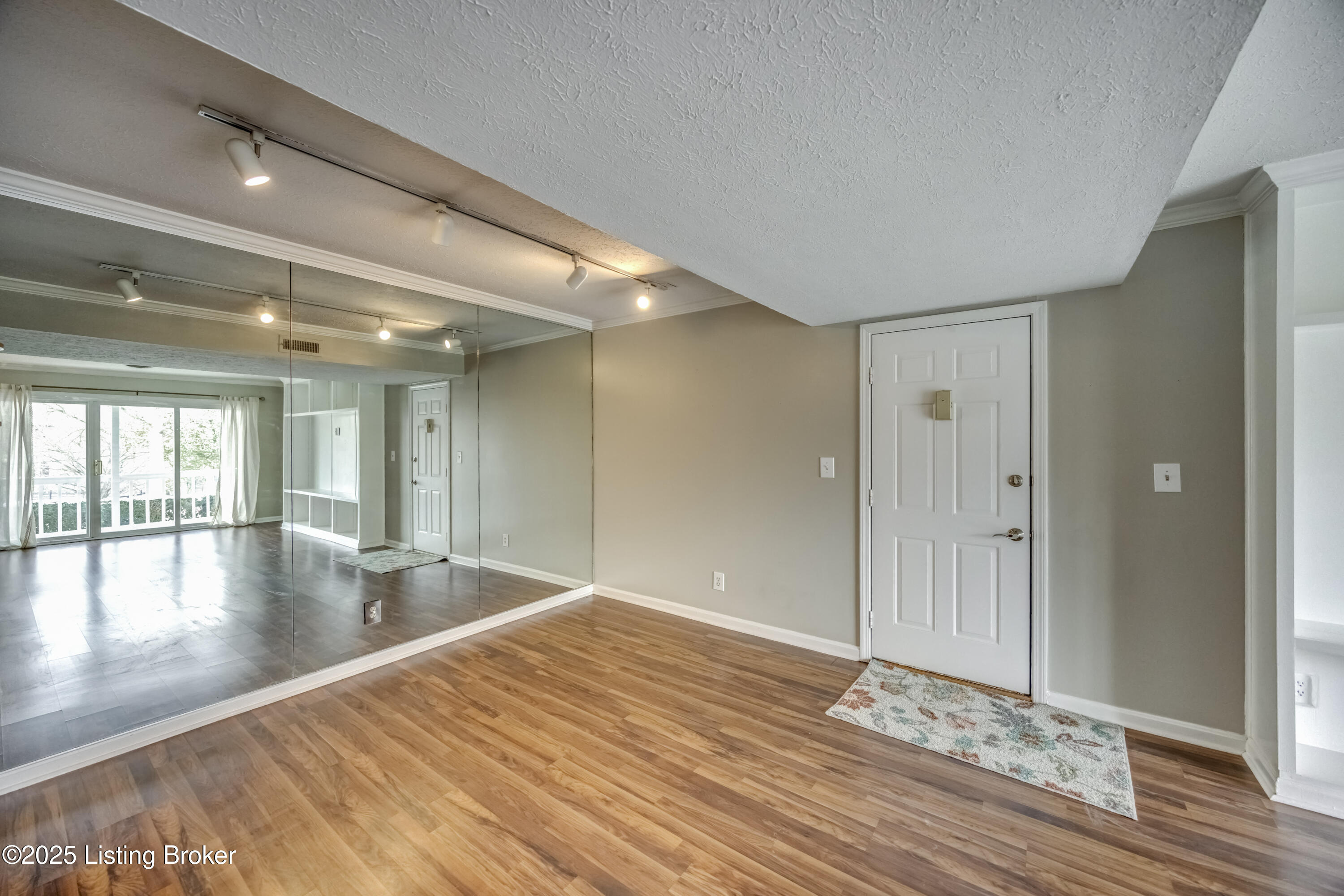 410 Mockingbird Valley Road, Unit 1 Louisville, KY 40207 - Photo 5 of 39 2Y0A5649-A