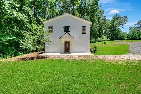 a view of a house with a yard