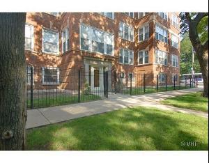 6704 South Ridgeland Avenue, Unit 2D Chicago, IL 60649 - Photo 2 of 11 a view of a big room with a big yard and plants