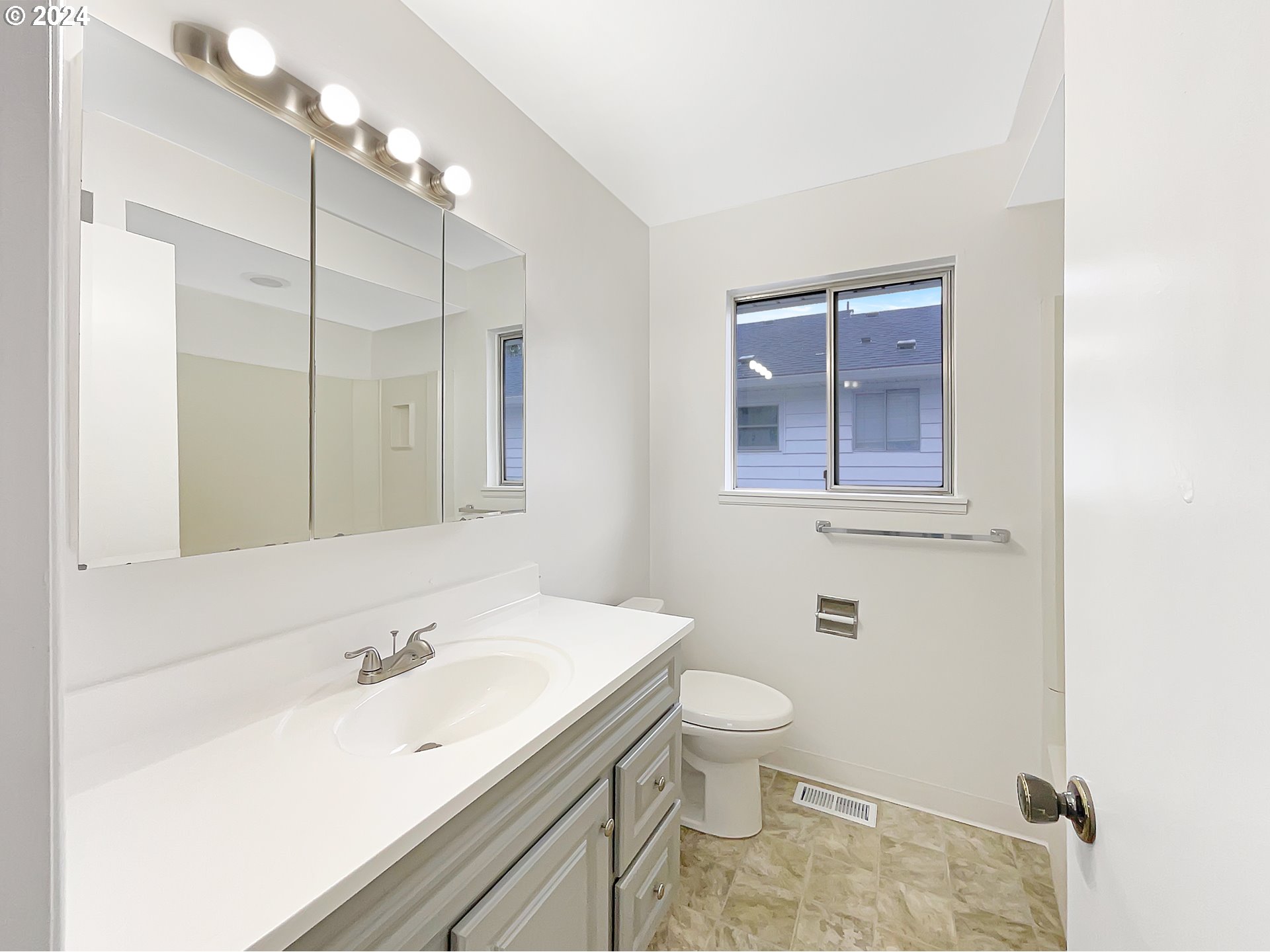 14252 Southwest Farmington Road Beaverton, OR 97005 - Photo 7 of 22 Gallery Image 7