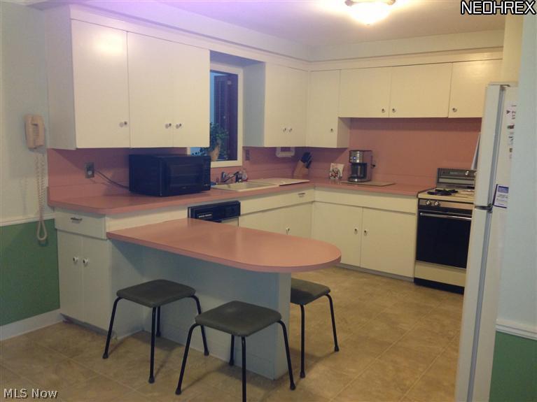 38255 Bainbridge Road Solon, OH 44139 - Photo 13 of 16 Fully applianced Kitchen with snack bar