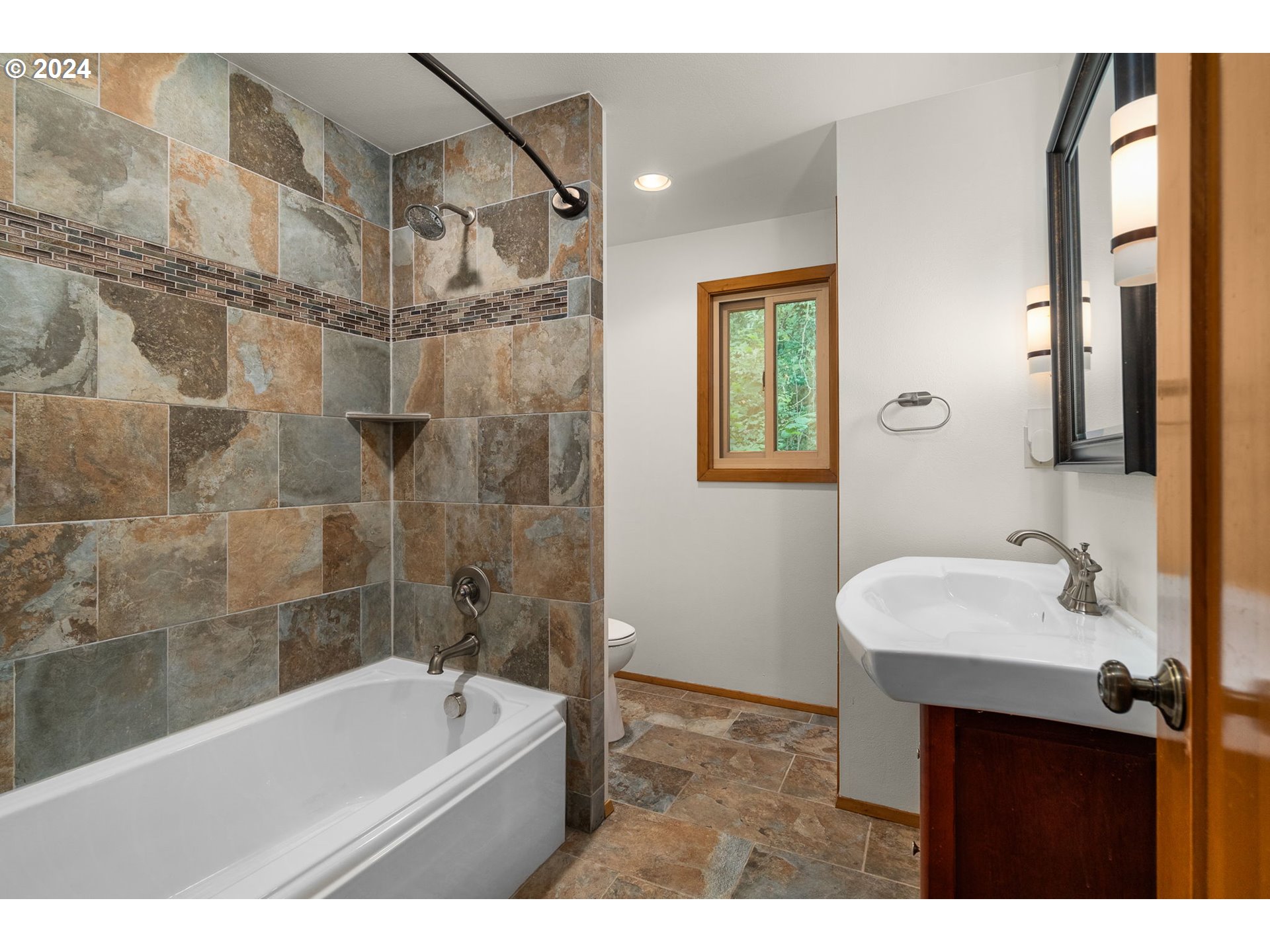 202 Southwest Custer Street Portland, OR 97219 - Photo 20 of 27 Gallery Image 20