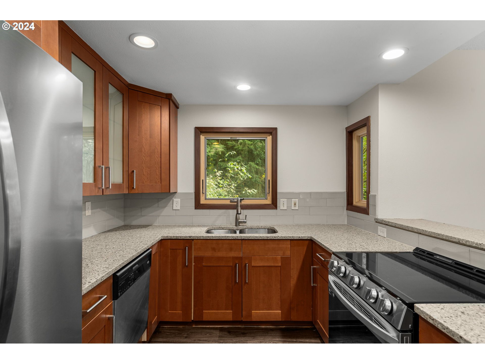 202 Southwest Custer Street Portland, OR 97219 - Photo 8 of 27 Gallery Image 8