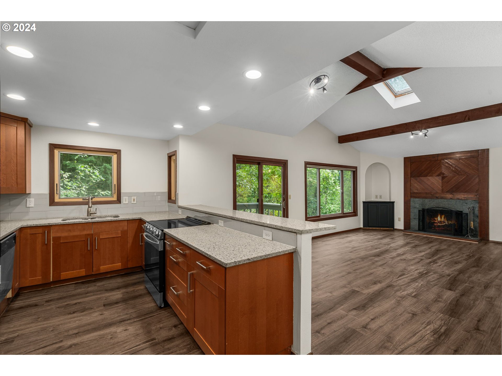 202 Southwest Custer Street Portland, OR 97219 - Photo 9 of 27 Gallery Image 9