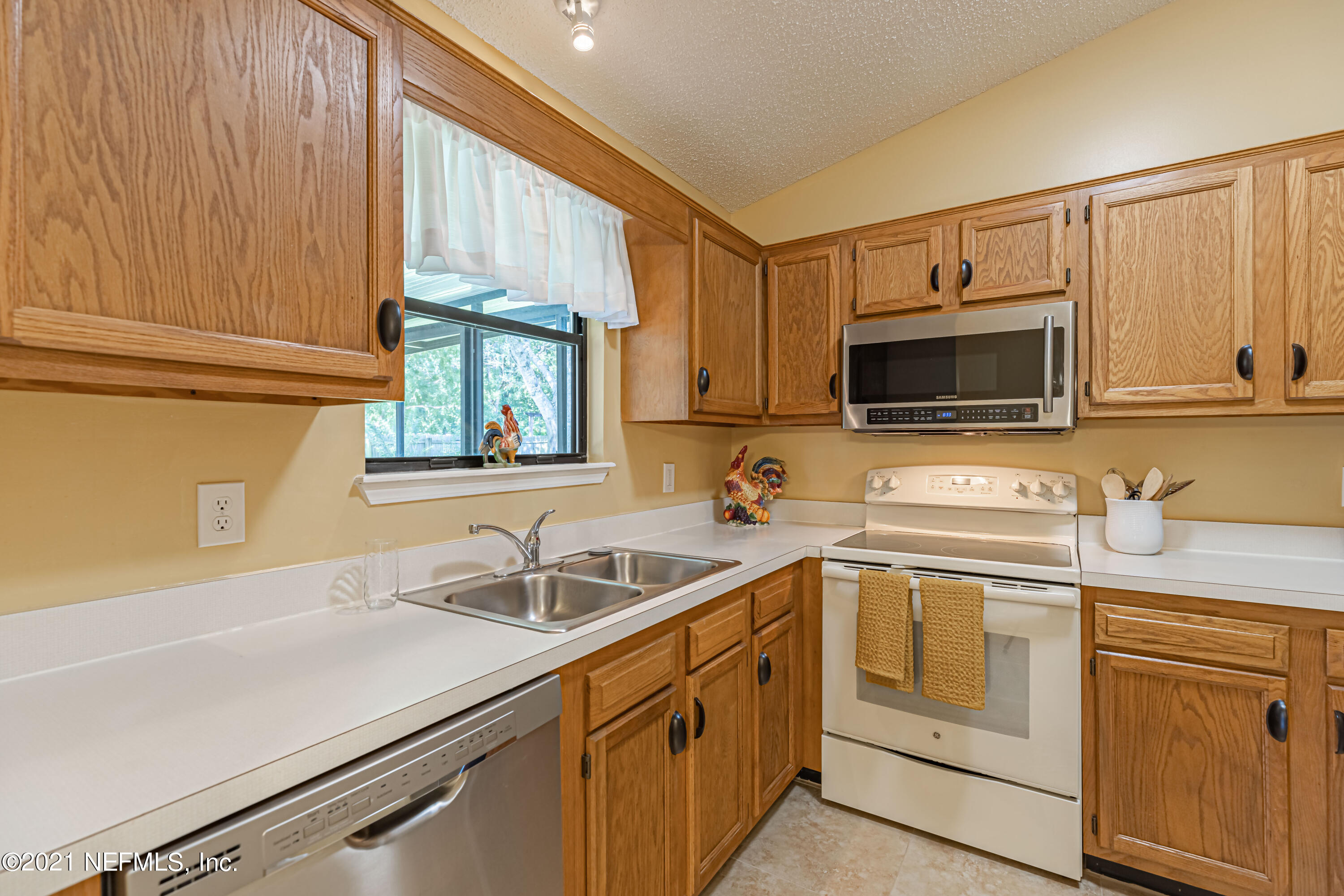 8430 Winter Berry Road Jacksonville, FL 32210 - Photo 13 of 28 13 Kitchen