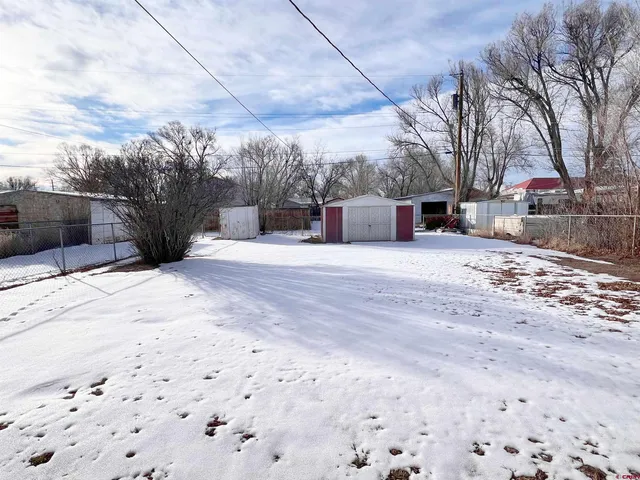 a view of a outdoor space with a house
