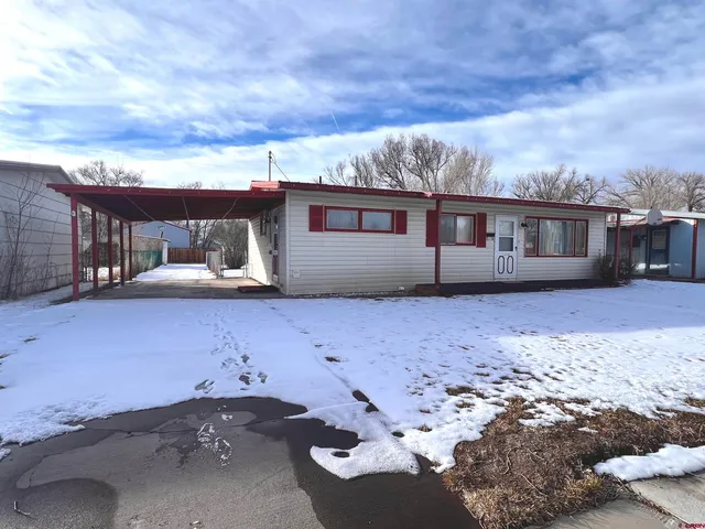 front view of house with a yard