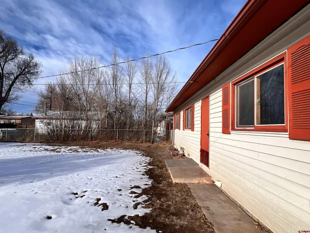a view of a backyard with pathway