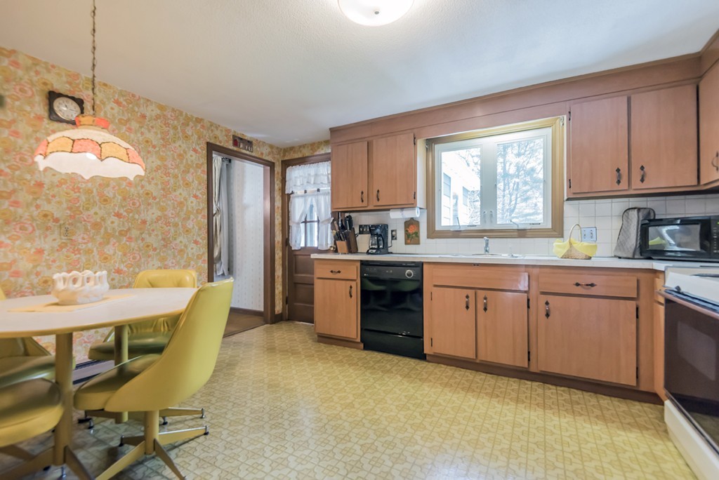 77 Greenwood Road Andover, MA 01810 - Photo 10 of 25 Gallery Image 10