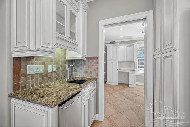 a view of a livingroom with furniture and a ceiling fan