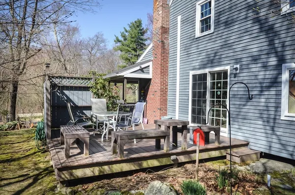 a view of a house with backyard