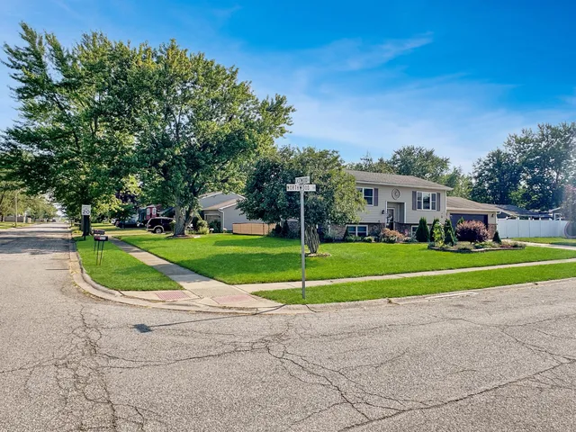 a picture of a cabinet