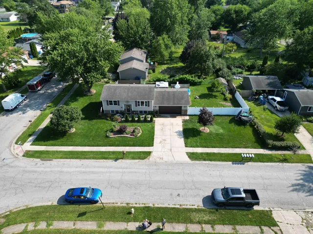 a picture of a wall with a white wall