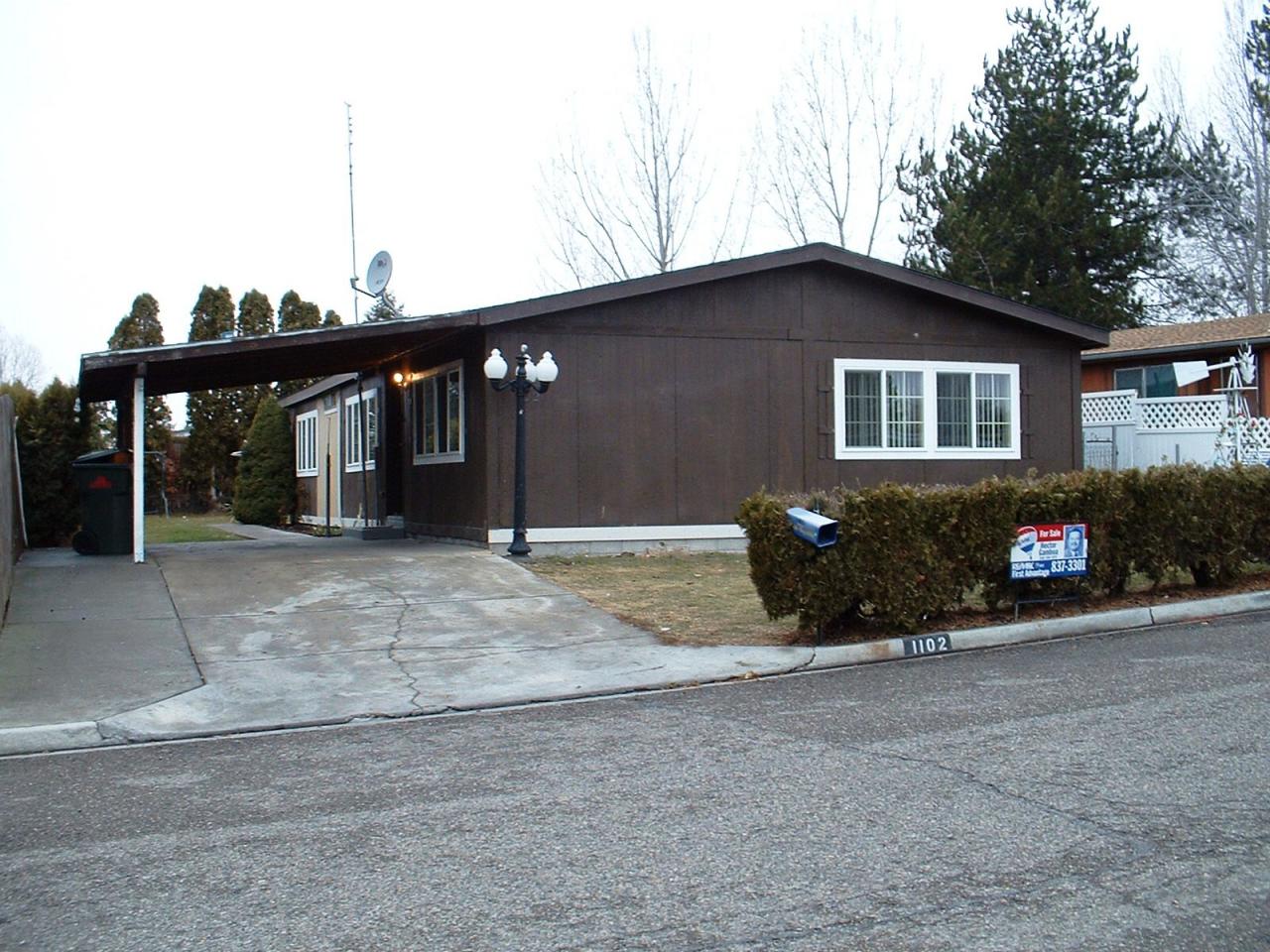 1102 Hillcrest Road Grandview, WA 98930 - Photo 2 of 9 a front view of a house