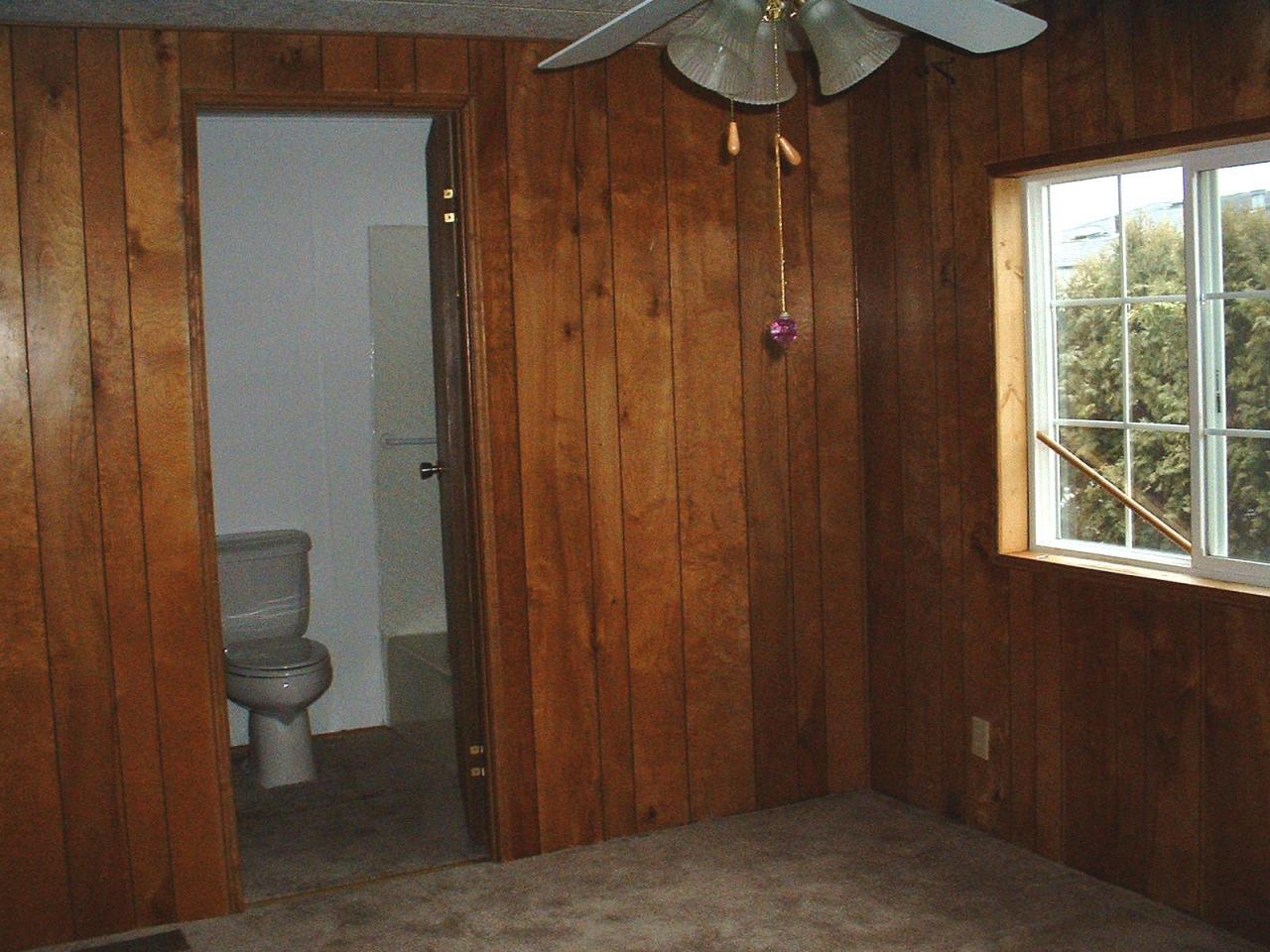 1102 Hillcrest Road Grandview, WA 98930 - Photo 8 of 9 a bathroom with a toilet and a shower
