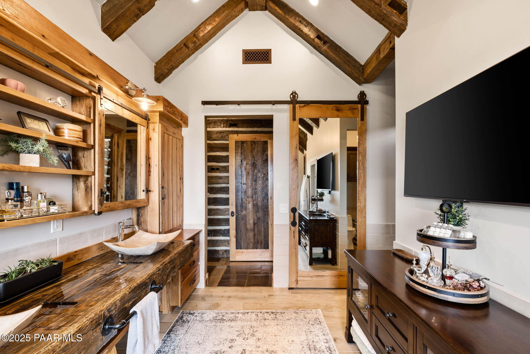 14800 North Puntenney Road Prescott, AZ 86305 - Photo 31 of 100 a living room with furniture and flat screen tv