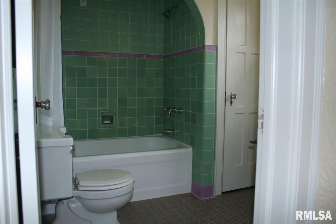 3036 Middle Road Davenport, IA 52803 - Photo 18 of 24 Gallery Image 18