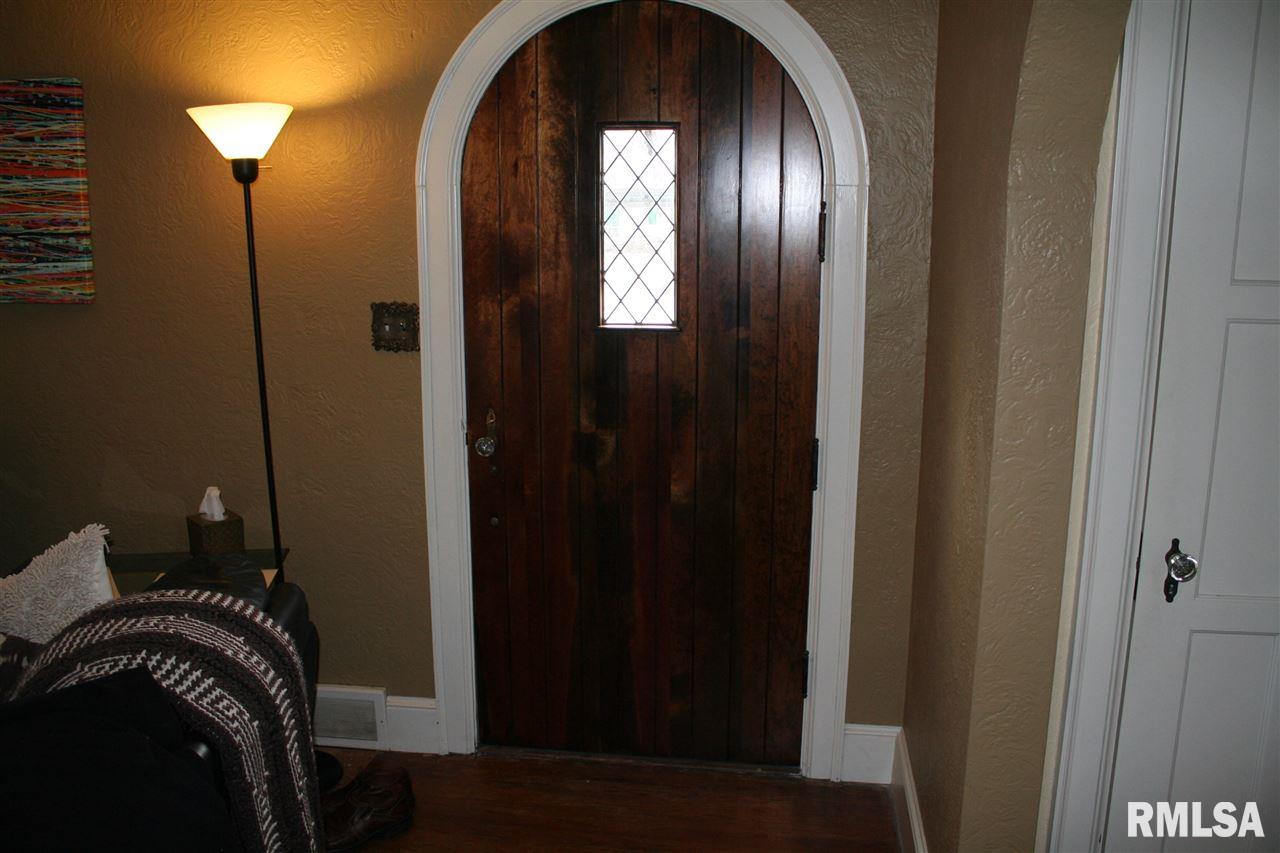 3036 Middle Road Davenport, IA 52803 - Photo 3 of 24 Gallery Image 3