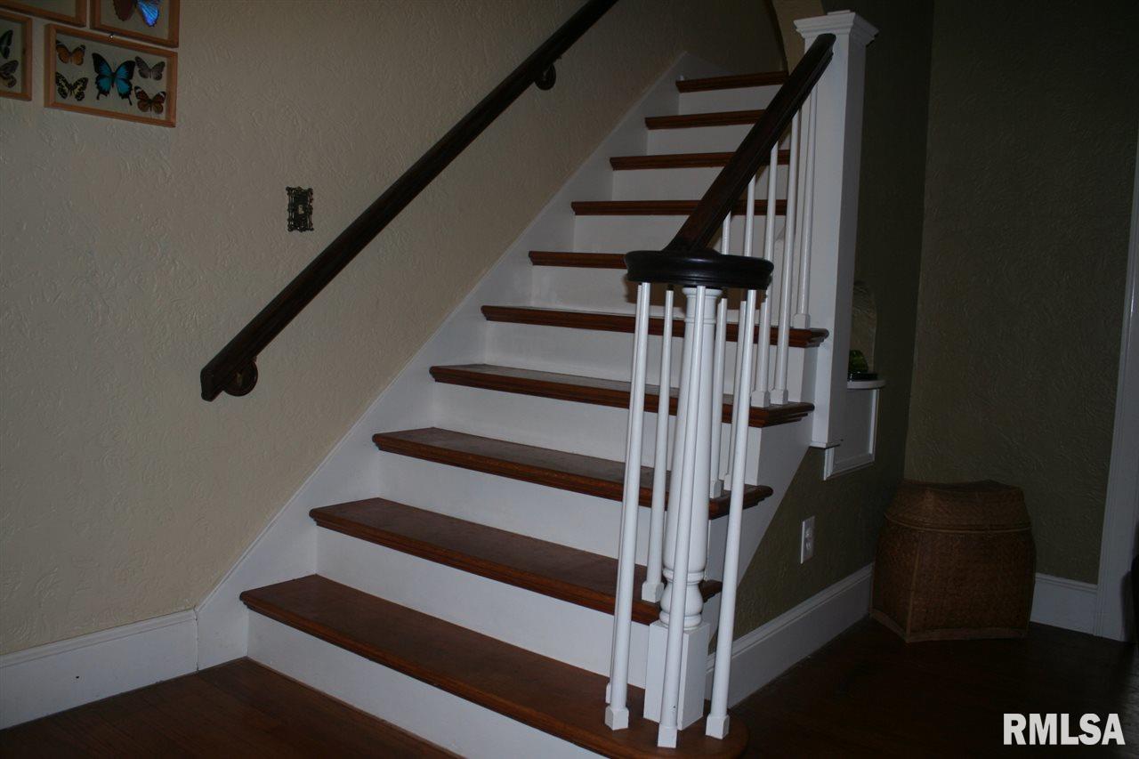 3036 Middle Road Davenport, IA 52803 - Photo 4 of 24 Gallery Image 4